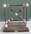 Modell der Kristallstruktur des Minerals Cuprit (veralt. Rotkupfererz)