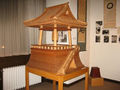 Modell der Glockenhalle des Myôgyôj-Tempels (mit Glocke)